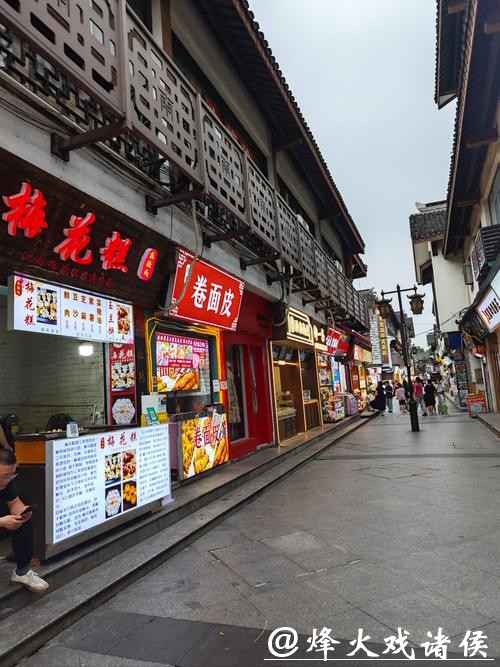 (申城风景线)一条美食街让中韩文化相遇 (申城风景线)一条美食街让中韩文化相遇